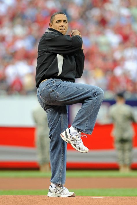 He rocks them dad jeans. Barak And Michelle Obama, Mr Obama, Barack Obama Family, Malia And Sasha, Barrack Obama, Sasha Obama, Barak Obama, Michelle And Barack Obama, Bloc Party