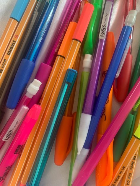0.7 Mechanical Pencils, Sharpie Highlighters, Mechanical Pencils Papermate, Bic Mechanical Pencils, Colorful Pens, Study Essentials, 7th Grade, Colored Pens, Grade School