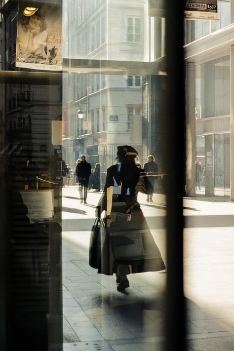 Asselin Gauthier Artist Moodboard, Christopher Anderson, Street Photography People, City Interior, Analogue Photography, Saul Leiter, Analog Photography, Shadow Photography, Street Portrait