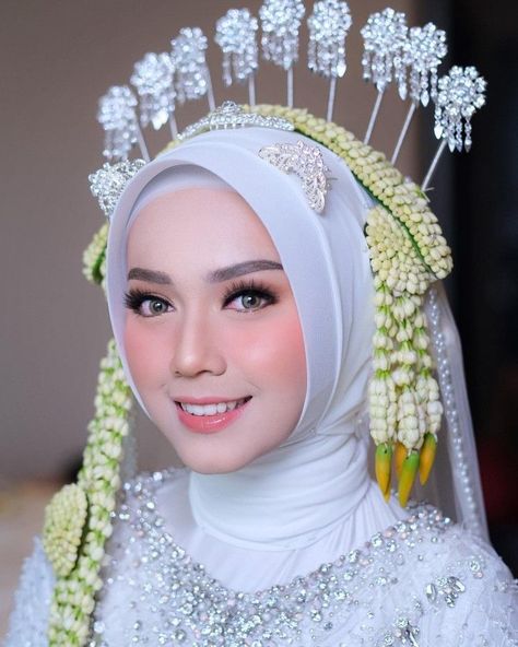 make up. make up looks. make up for beginners. make up tutorial. make up tutorial step by step. make up natural Make Up Akad Nikah Hijab, Wedding Dress Hijab Adat Jawa, Pernikahan Adat Jawa Hijab, Make Up Wedding Hijab, Make Up Nikah, Wedding Jawa Hijab, Akad Nikah Jawa, Pengantin Adat Jawa Hijab, Make Up Lamaran