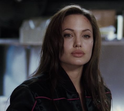 mr. & mrs. smith (2005) angelina jolie screencap movie icon pfp Mrs Smith Angelina Jolie, Angelina Jolie 2005, Angelina Jolie Movies, Fake Identity, Movie Icon, Mr And Mrs Smith, Mr Mrs Smith, Jane Smith, Mrs Smith