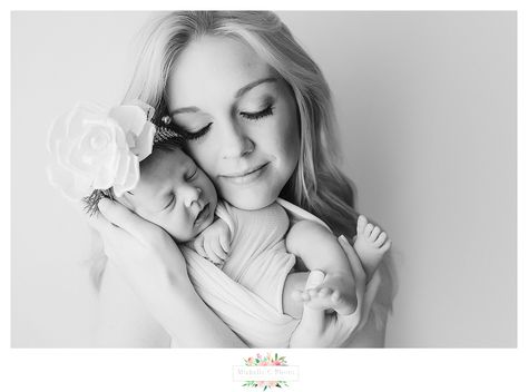 Newborn Photography Mother Daughter Infant Photos, Parent Poses Newborn, Mommy Newborn Pictures, Mother And Newborn Photography, Newborn Mother Photography, Mom With Newborn Photography, Newborn And Mother Photography, Mommy And Newborn Pictures, Mommy And Me Newborn Photo Shoot