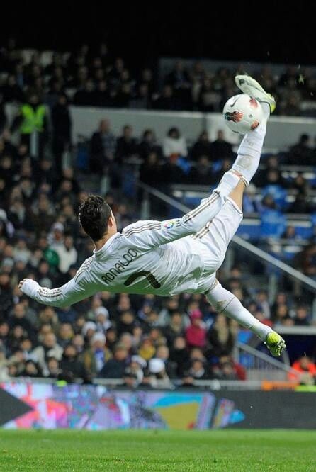 i like how Ronald shows his amazing tricks Handball, Bicycle Kick, Ronaldo Photos, Cristano Ronaldo, Ronaldo Real Madrid, Ronaldo Real, Soccer Inspiration, Cr7 Ronaldo, Good Soccer Players