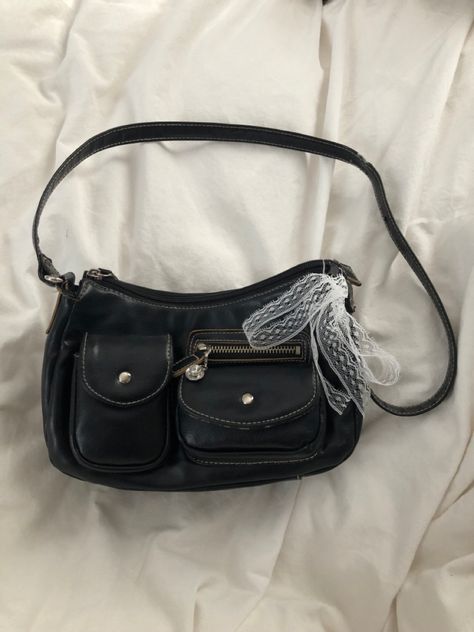 Vintage Leather Shoulder Bag, Aesthetic Crossbody Bag, Leather Crossbody Bag Outfit, Grunge Handbag, Aesthetic Bags Handbags, Crossbody School Bag, Classic Designer Bags, Glamour Accessories, Little Black Purse