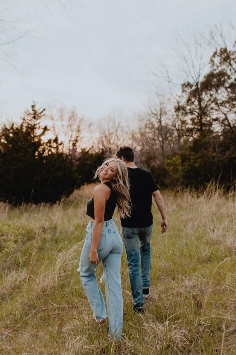 Engagement Photo In Field, Couple Poses Ideas Photoshoot, Couples Photoshoot Field Summer, Tailgate Couple Pictures, Bf And Gf Professional Pictures, Grass Field Couple Photoshoot, August Couple Photoshoot, Couple Poses In Field, Dreamy Couples Photoshoot