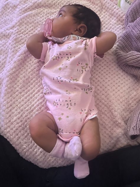 Newborn Black Babies, Cute Pregnancy Pictures, Pregnancy Belly Photos, Mom Daughter Outfits, Cute Black Babies, Black Baby Girls, Baby Life Hacks, Mode Zara