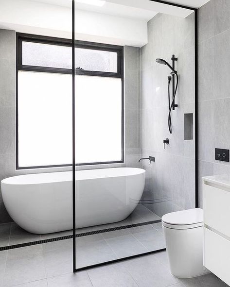 Wet Room Bathroom, Bad Inspiration, Large Window, Tub Shower Combo, Hus Inspiration, Dream Bathrooms, Minimalist Bathroom, Bathroom Layout, Bath Tub