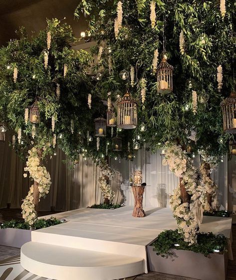 Ivory Decor Wedding, Enchanted Forest Reception Decor, Enchanted Garden Reception, Aesthetic Stage Decorations, Mexican Wedding Cakes Design, Ivory Theme Wedding, Forest Reception Decor, Enchanted Garden Stage Design, Enchanted Forest Indian Wedding