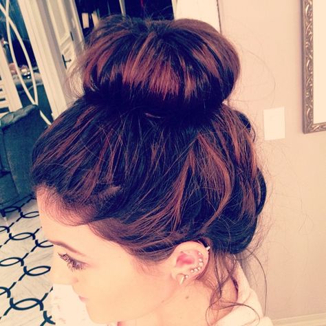 Photo by kylieejennerr • Instagram Sock Buns, Kylie Jenner Hair Bun, Kylie Jenner Piercings, Kylie Jenner Hair, Sock Bun, Hair Bun Tutorial, Kylie Jenner Style, Cut My Hair, Hair Dos