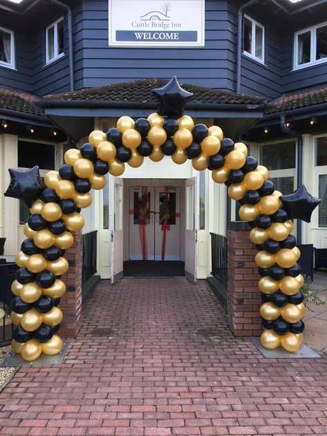 Black And Gold Balloon Arch Party Ideas, Black Gold Balloons Decoration, Black And Gold Arch Balloons, Black And Gold Balloons Decoration, Black Gold Graduation Party Ideas, Balloon Arch Black And Gold, Balon Decoration Ideas, Black And Gold Prom Decorations, Gold And Black Balloon Arch