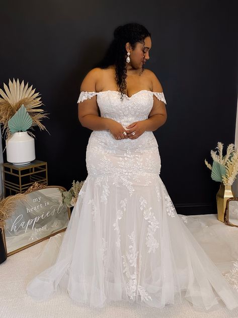 Plus Size Bridal Reception Dress, Curvy Body Wedding Dress, Wedding Dress Plus Size Mermaid, Wedding Dress Plus Size Black Woman, Plus Size Wedding Dresses Form Fitting, Plus Size Wedding Dress Mermaid, Wedding Dresses Black Women Plus Size, A Line Wedding Dress With Train, Fitted Plus Size Wedding Dress