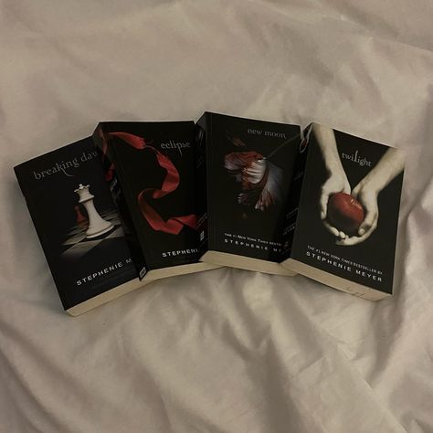 the twilight saga will always be one of my favorite comfort books & series ⊹ ࣪ ˖ Twilight Series Books, Twilight Book Series, Twilight Books Series, Comfort Books, Twilight Books, Twilight Collection, Twilight Party, Twilight Book, Books Series