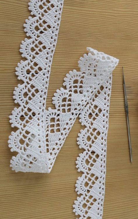 Free Crochet Lace Tutorial Crochet Lace Trim Pattern, Crochet Lace Trim Pattern Free, Crochet Lace Edging Simple, Needle Lace Tutorial How To Make, Crochet Lace Edging Pattern Free, Crochet Lace Pattern Free, Uncinetto Zig Zag, Lace Tutorial, Crochet Edging Pattern