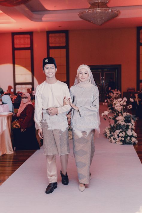 Wedding Songket Malay, Malay Wedding Dress Songket, Tunang Outfit, Wedding Dress Songket, Traditional Malay Wedding Dress, Songket Wedding Dress, Wedding Dress Muslimah, Songket Wedding, Adat Melayu