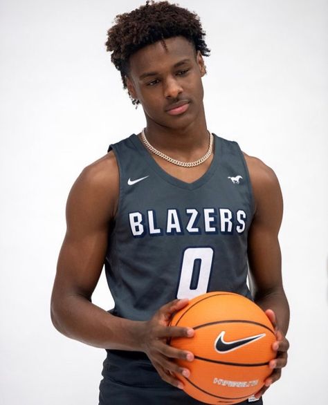 Pretty Basketball Players, Hottest Basketball Players, Bronny James Haircut, Hot Basketball Players Nba, Handsome Basketball Players, Fine Nba Players, Basketball Players Hot, Sierra Canyon Basketball, Basketball Media Day