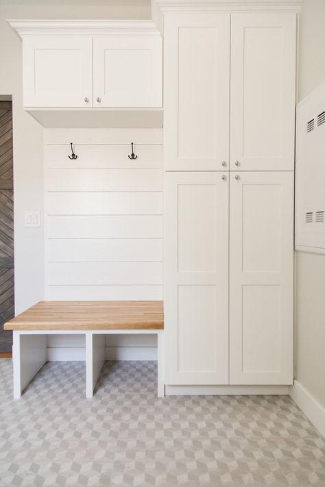 Minimalist Home Decor Ideas, Small Mudroom Ideas, Entryway Storage Cabinet, Mudroom Remodel, Mud Room Storage, Mudroom Design, Laundry Room Remodel, Drop Zone, Entryway Storage