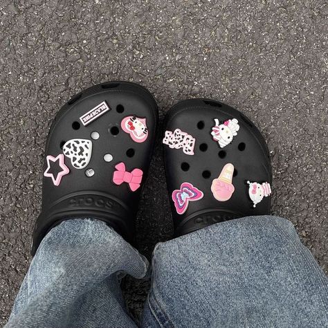 Crocs Diy, Hello Kitty Crocs, Hello Kitty Charms, Crocs Jibbitz Ideas, Crocs With Jibbitz, Crocs Aesthetic, Crocs With Charms, Jibbitz Crocs, Black Crocs