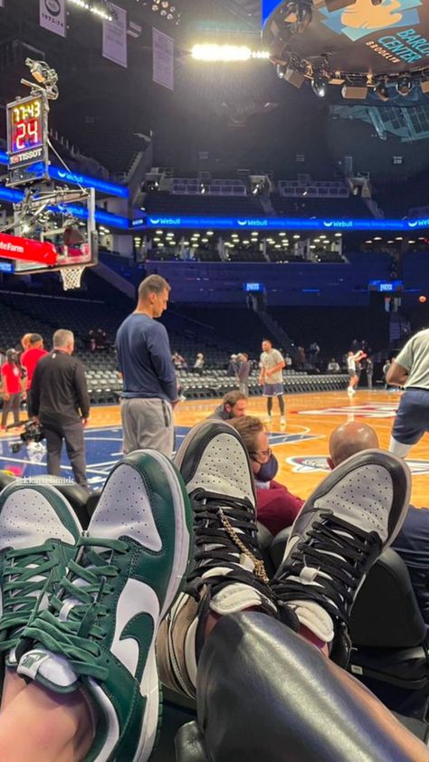 Courtside Aesthetic, Wags Lifestyle, Nba Wife Aesthetic, Courtside Basketball, Aesthetic Nba, Sitting Courtside, Nba Wife, Styling Aesthetic, Basketball Girlfriend