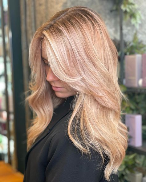 Strawberry Blonde Long Feathered Hairstyle Balayage, Cute Layered Hairstyles, Cuts For Long Hair, Copper Blonde Hair, Light Strawberry Blonde, Blonde Layered Hair, Strawberry Blonde Highlights, Summer Blonde Hair, Red Blonde Hair