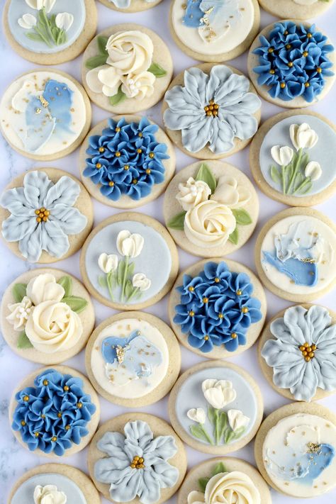 Essen, Macarons Cookies, Flower Sugar Cookies, Buttercream Decorating, Royal Icing Flowers, Royal Iced Cookies, Easter Sugar Cookies, Blue Cookies, Bridal Shower Cookies