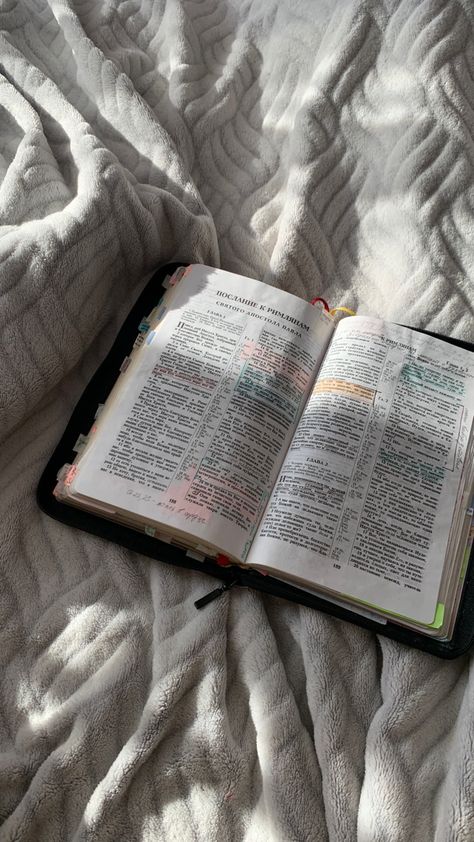 Bible Pics Photo Ideas, Spiritual Growth Aesthetic Christian, Reading The Bible Aesthetic, Bible Photoshoot, Bible Reading Aesthetic, Bible Pic, Aesthetic Jesus, Bible Pics, Reading Bible