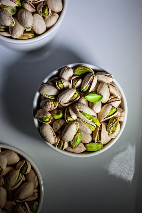 Five Reasons to Go Nuts for Pistachios Nuts Photography, Bat Women, Protein Balls Healthy, Healthy Late Night Snacks, Healthy Snacks To Make, Healthy Snacks To Buy, Spiced Nuts, Pistachios Nuts, Snacks To Make