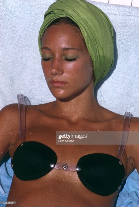 News Photo : American actress Marisa Berenson sunbathing in... Haute Couture, Marisa Berenson, Patti Hansen, Lauren Hutton, Yoga Mom, Slim Aarons, Aesthetic Indie, Fun Shots, Cindy Crawford