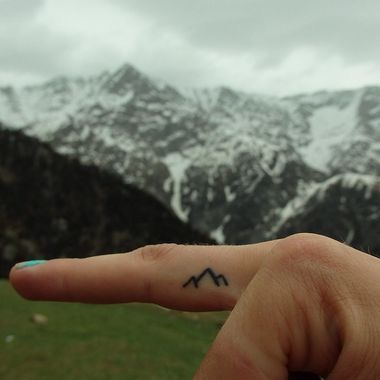 Mountain finger tattoo Berg Tattoo, Tattoo Foot, Tato Henna, Finger Tattoo For Women, Hidden Tattoos, Hamsa Tattoo, Tattoo Trend, Cute Small Tattoos, Mountain Tattoo