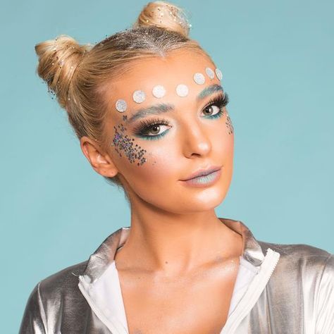 Women Alien Makeup, Cute Alien Makeup Halloween, Women Alien Costume Diy, Alien Themed Makeup, Alien Theme Makeup, Alien Costume Women Makeup, Space Theme Costume Women, Alien Custome Halloween, Womens Alien Costume Diy