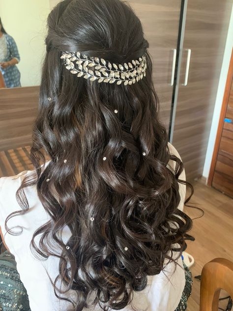 Hairstyle inspo for brides for sangeet and engagement look😍 Messi Bride Hairstyle Indian, Engagement Hairstyles Indian Brides With Gown, Hairstyles For Brides Mom, Sangeet Hairstyles For Bride Open Hair, Bride Mother Hairstyle Indian, Engagement Hairstyles Indian Brides, Lehanga Hair Styles For Bride, Hairstyles For Sangeet Function, Sangeet Hairstyles For Bride