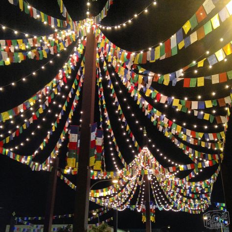 Lichtjes sterren hemel Life Is Beautiful Festival, Festival Themed Party, Beautiful Entrance, Creepy Carnival, Summer Fest, Fiesta Theme, Festival Camping, Prayer Flags, Carnival Themes