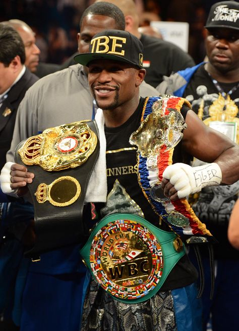 TRUE OR FALSE: Floyd Mayweather Jr. makes winning look easy Sports Figures, Boxing Images, Boxing Posters, Boxing History, Boxing Champions, Floyd Mayweather, Sport Icon, Sports Hero, Mike Tyson
