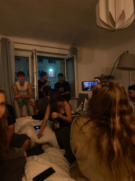 Friends Hanging Out In Living Room, Lot Of Friends Aesthetic, Hang With Friends Aesthetic, Family Hanging Out, Coed Friends Aesthetic, Hangout Friends Aesthetic, Group Of Friends Hanging Out, Co Ed Friend Group Aesthetic, A Lot Of Friends Aesthetic