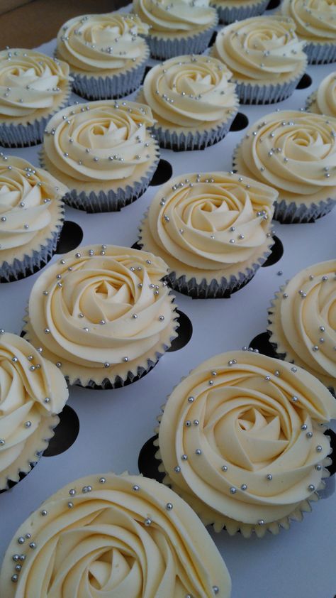 Teeny tiny silver balls, ivory rose swirl cupcakes Wedding Cupcake Ideas, Dessert Kabobs, Engagement Cupcakes, Wedding Cupcake Display, Cupcakes Design, Anniversary Cupcakes, Swirl Cupcakes, Wedding Cake Pops, Cupcakes Ideas