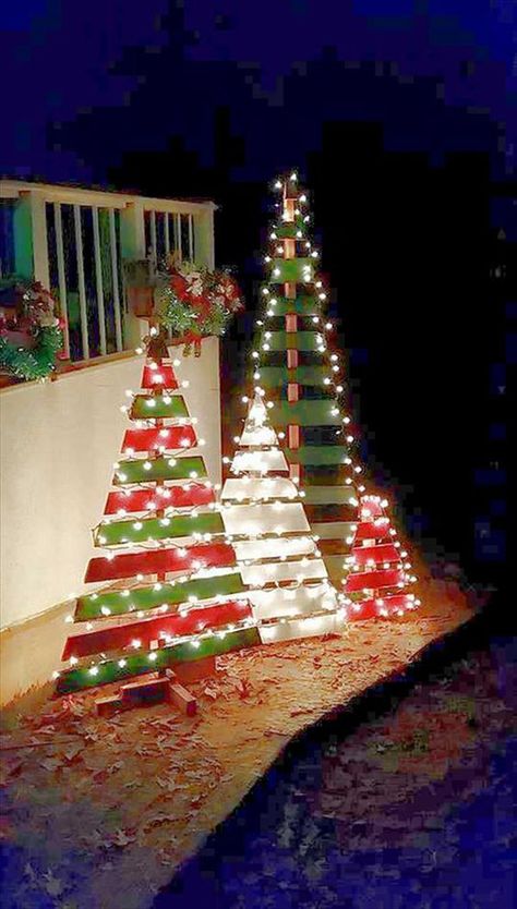 Are you looking for some fun and quirky ways to decorate your home this Christmas? Here we look at 32 awesome ways to put the magic into Christmas. Wooden Pallet Christmas Tree, Christmas Decorating Hacks, Wood Christmas Decorations, Diy Christmas Lights, Pallet Christmas Tree, Diy Halloween Decor, Pallet Christmas, Christmas Yard Decorations, Christmas Decorations Diy Outdoor