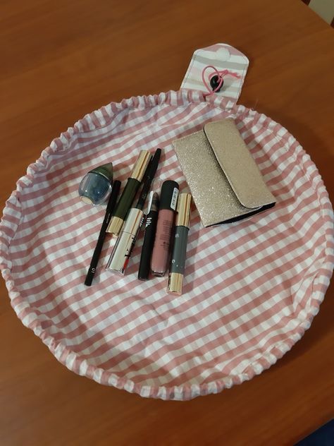 Couture, Makeup Bag Drawstring, Round Makeup Bag, Drawstring Makeup Bag Diy, Diy Makeup Bag Tutorial, Makeup Bag Tutorial, Makeup Bag Tutorials, Drawstring Makeup Bag, Diy Makeup Bag