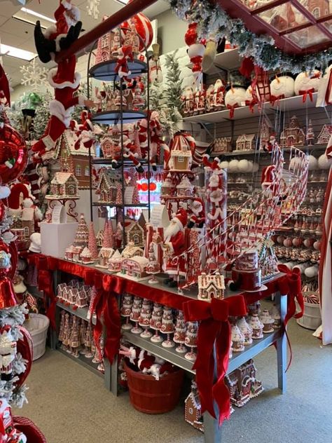 Christmas Shops Aesthetic, Natal, Christmas Store Aesthetic, Christmas Shopping Aesthetic, Christmas Shop Displays, Christmas Stores, Christmas Shops, Christmas Dreaming, Decorations For Christmas