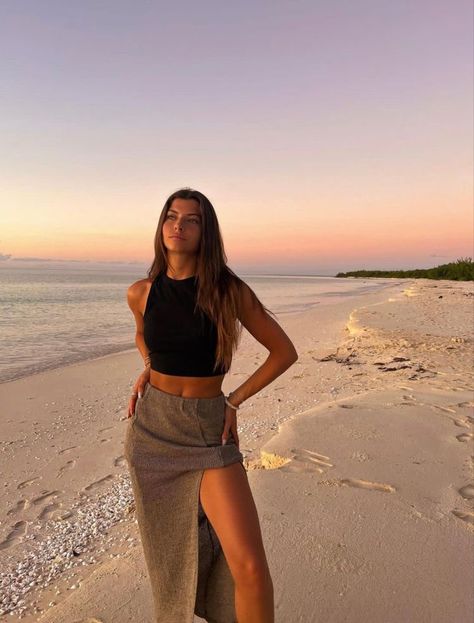 Beach Party Outfit Night, Night Beach Party Outfit, Mallorca Outfit, Beach Photo Inspiration, Sommer Strand Outfit, Beach Party Outfits, Summer Picture Poses, Summer Holiday Outfits, Europe Outfits