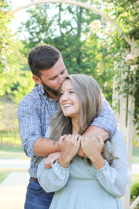 Standing Poses Couples, Couple Poses Standing, Couple Standing Poses, Standing Couple Poses, Spring Couple Photoshoot, Country Photoshoot, Couples Pics, Cute Pose, Graduation Pics