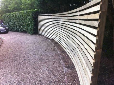 Curved Garden Wall Ideas, Curved Fence, Front Fences, Slat Fence, Front Fence, Curved Wood, Driveway Gate, Backyard Fences, Wooden Fence