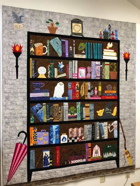 Jovita Black it is a free pattern called Project Of Doom on Fandominstitches.com Complex Quilt Patterns, Bookcase Quilt Ideas, Spiderweb Corner, Gargoyle Design, Harry Potter Bookshelf, Harry Potter Bookcase, Bookcase Quilt, Owl Ears, Harry Potter Quilt