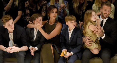 David Beckham Family, The Beckham Family, Harper Beckham, Kids Stealing, Victoria And David, David And Victoria Beckham, Victoria Beckham Style, 밈 유머, Brooklyn Beckham