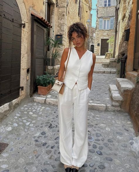 Outfit Ideas Vacation Casual, Dinner In Europe Outfit, Italia Style Italian Women, Europe Summer Holiday Outfits, Summer Europe Outfits Aesthetic, Lisbon Aesthetic Outfits, Lisbon Spring Outfit, Montenegro Outfit Ideas, Egypt Holiday Outfits