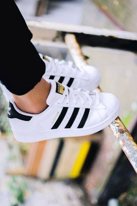 adidas originals Addidas Shoes, Logo Adidas, Sneaker Outfits, Sneaker Trend, Adidas Shoes Women, Adidas Originals Superstar, Sneakers Mode, Adidas Outfit, Adidas Sneaker