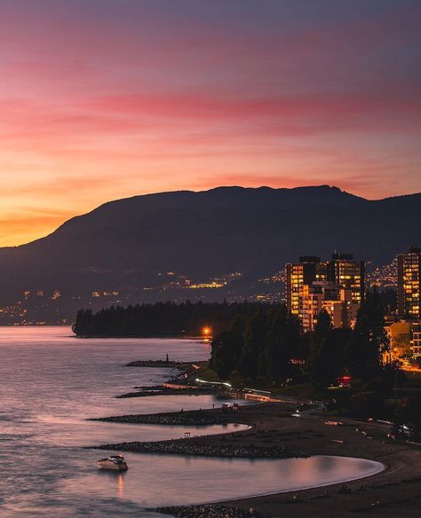 VANCOUVER 🇨🇦 on Instagram: “Sunset Beach by name, and nature 🌅 #Vancouver Photo: @giltamin” Nature, Vancouver Sunset, Vancouver Beach, Moving To Canada, Victoria British Columbia, Bike Trips, Sunset Wallpaper, Pool Days, Pretty Wallpapers Backgrounds