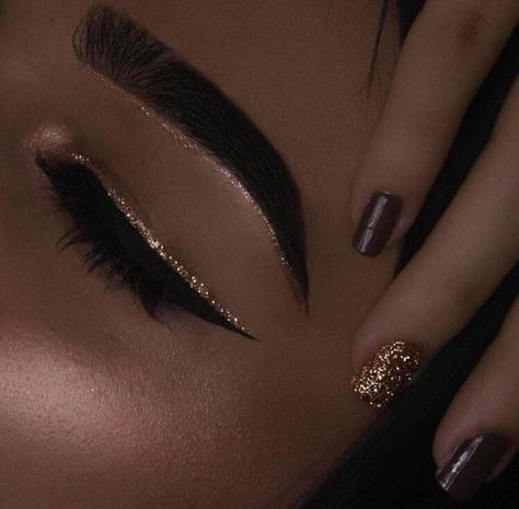 Make Up Designs, Eye Makeup Images, Gold Eyeliner, Smink Inspiration, Swag Makeup, Eye Makeup Pictures, Makijaż Smokey Eye, Glitter Eyeliner, Dope Makeup