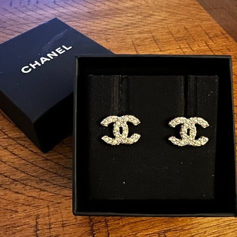 CHANEL 2022 CC Pearl Gold Earrings Chanel Pin, Pearl Gold Earrings, Chanel 2022, Classic Chanel, Jewelry Chanel, Chanel Pearls, Crochet Cover Up, Chanel Earrings, Gold Pearl Earrings