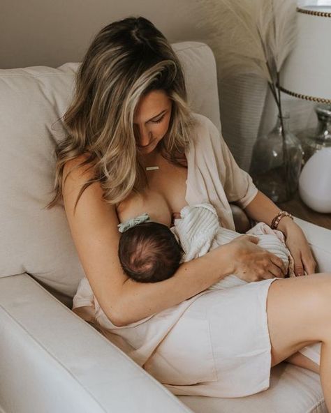 Breastfeeding Picture Ideas, Breastfeeding Photoshoot Ideas At Home, Nursing Photoshoot Breastfeeding, Breastfeeding Aesthetic, Breastfeeding Photoshoot Ideas, Raw Motherhood, Mother Aesthetic, Nursing Photography, Newborn Family Pictures