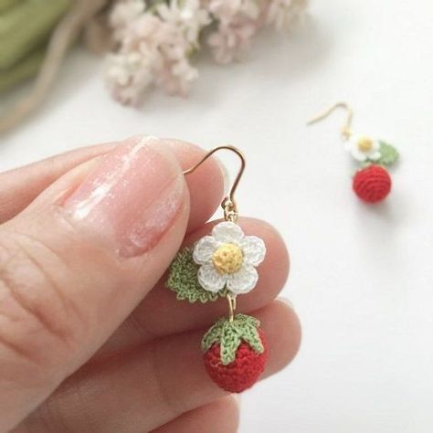 Crochet Rings, Crochet Jewelry Patterns, Crochet Earrings Pattern, Diy Crochet Projects, Earring Tutorial, Crochet Flower Patterns, Crochet Stitch, Unique Crochet, Bijoux Diy