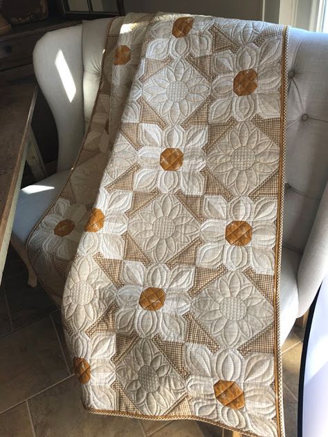 Cotton Daisies Quilt Pattern, Daisy Quilts Ideas, Quilting Blanket Ideas, Beige Quilts Ideas, Quilt Patterns Flowers, Quilts Neutral Colors, Flower Patchwork Quilt, Unique Quilting Ideas, Diy Bed Quilt